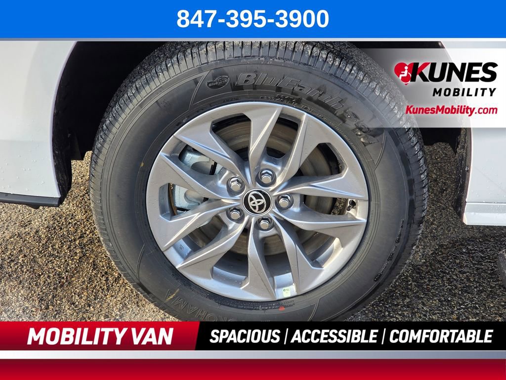 Used 2026 Toyota Sienna LE FWD image 12