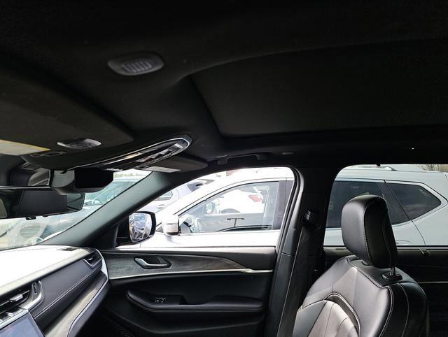 Used 2024 Jeep Grand Cherokee L Limited w/ Luxury Tech Group II image 12