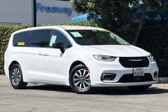 Used 2024 Chrysler Pacifica Limited FWD image 2