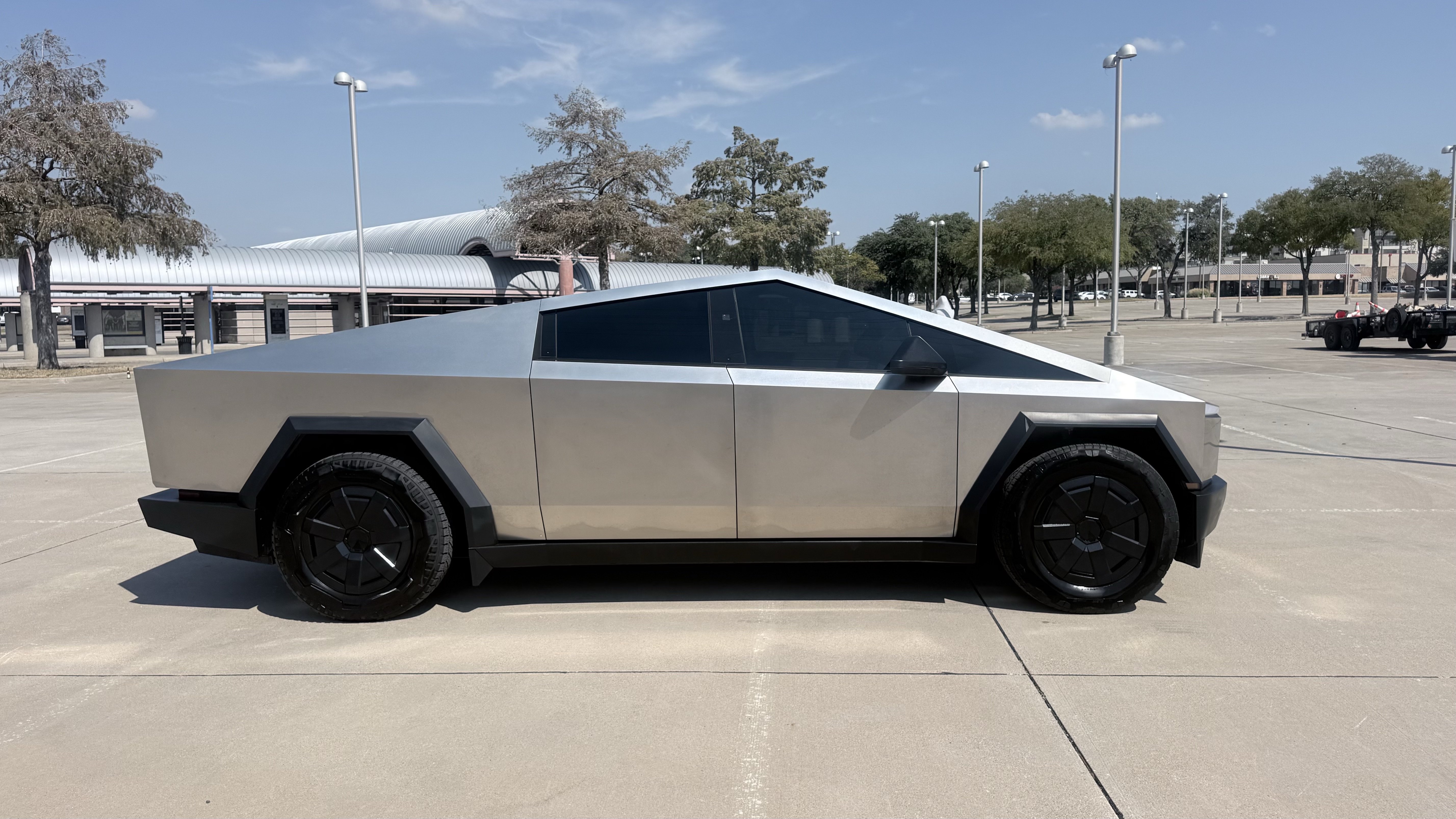 Used 2025 Tesla Cybertruck AWD Crew Cab image 9