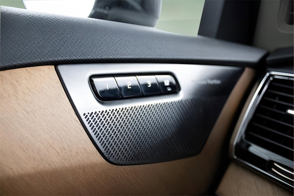 Certified 2025 Volvo XC90 T8 Plus image 22