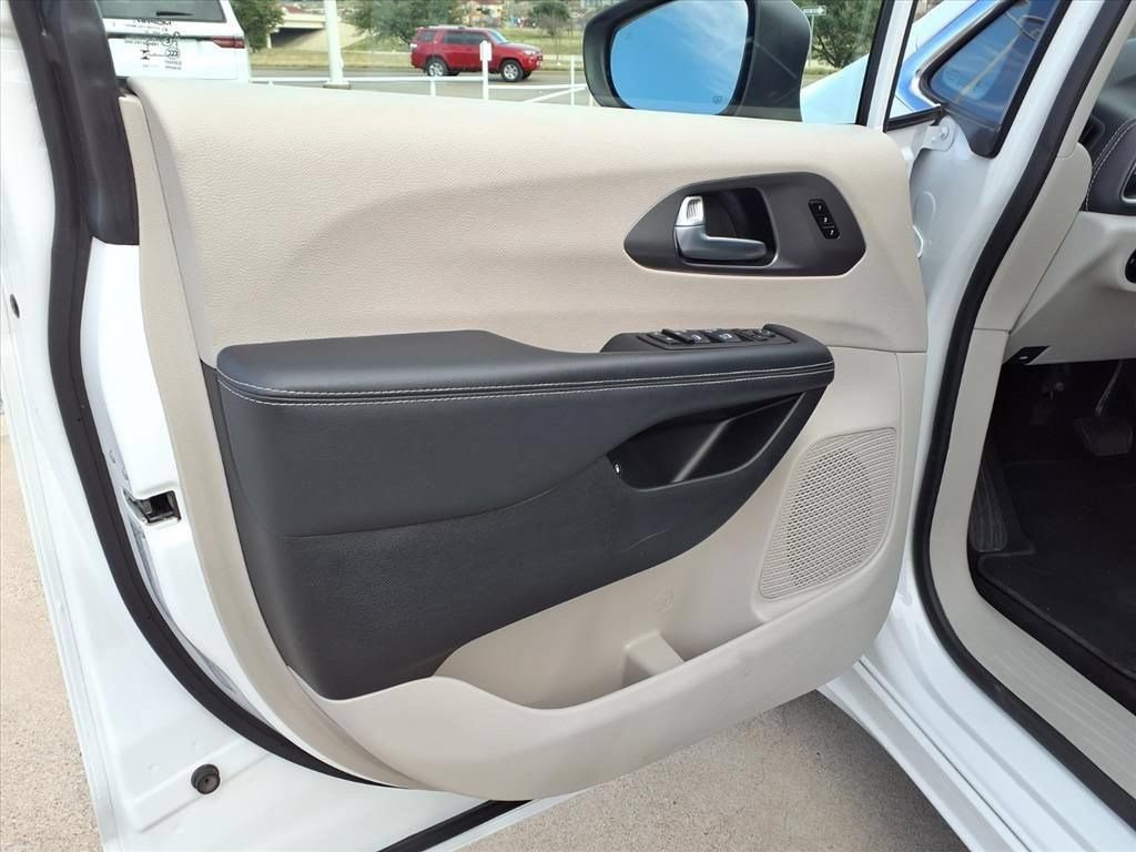 Used 2023 Chrysler Pacifica Touring-L FWD image 16