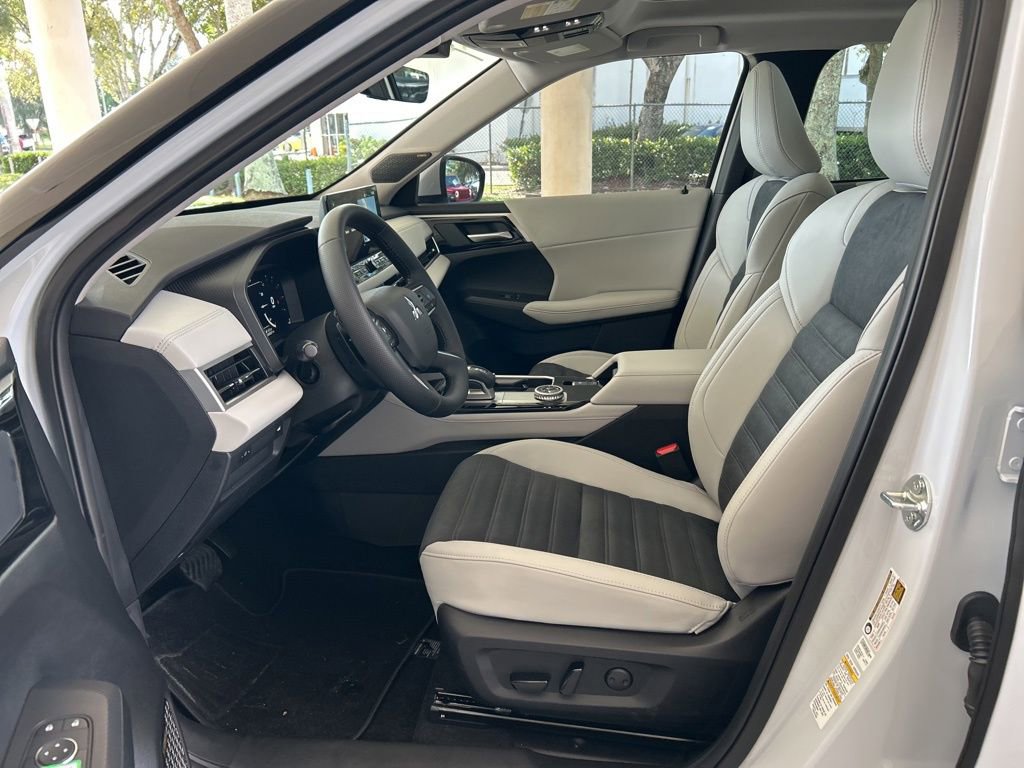 New 2025 Mitsubishi Outlander SE image 5