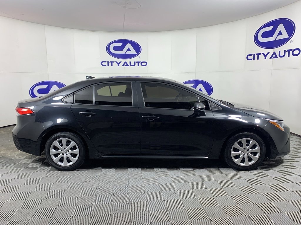 Used 2022 Toyota Corolla LE image 2