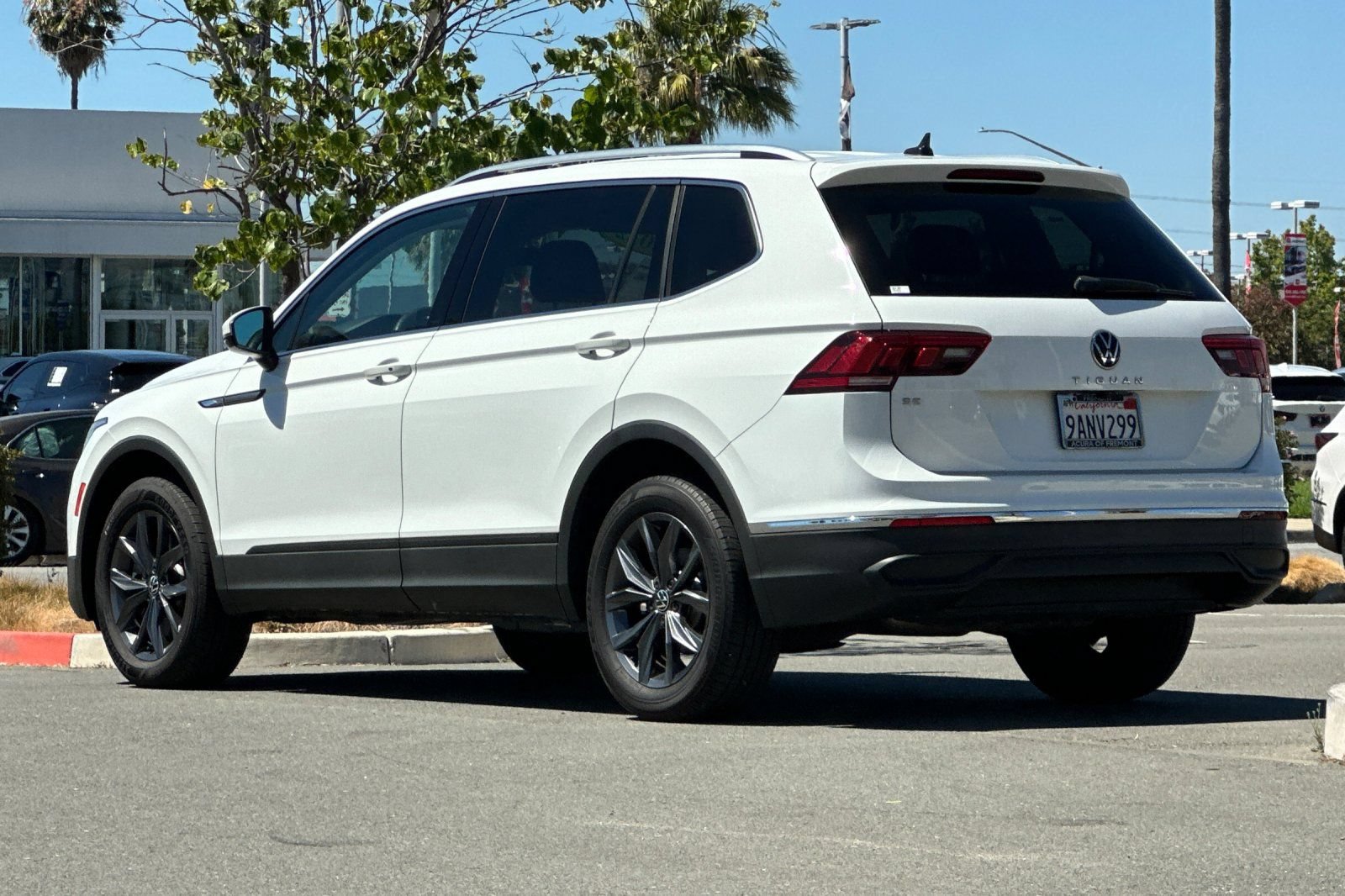 Used 2022 Volkswagen Tiguan SE FWD image 6