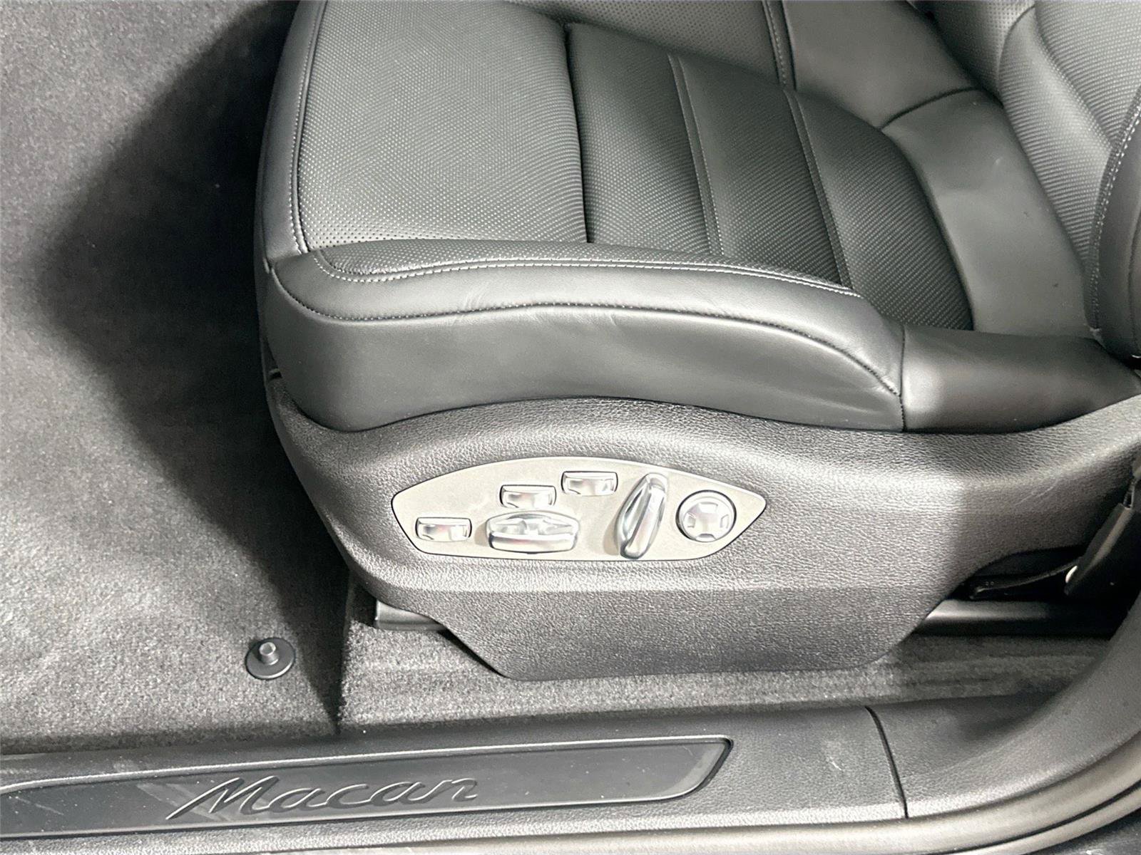 Certified 2025 Porsche Macan AWD/4WD image 33