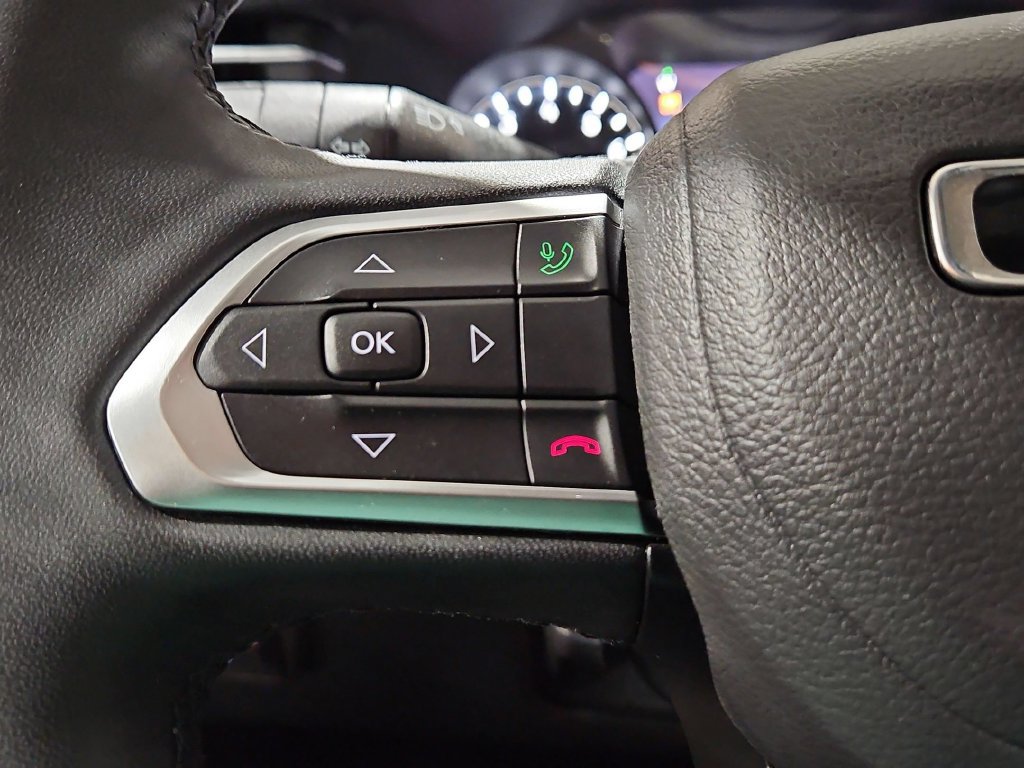 Used 2025 Jeep Compass Latitude w/ Sun & Sound Group AWD/4WD image 21