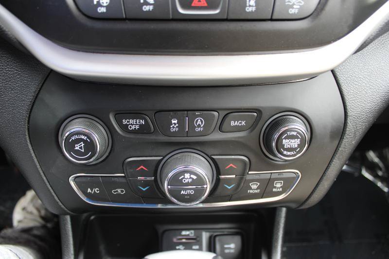 Used 2018 Jeep Cherokee Limited w/ Technology Group FWD image 16
