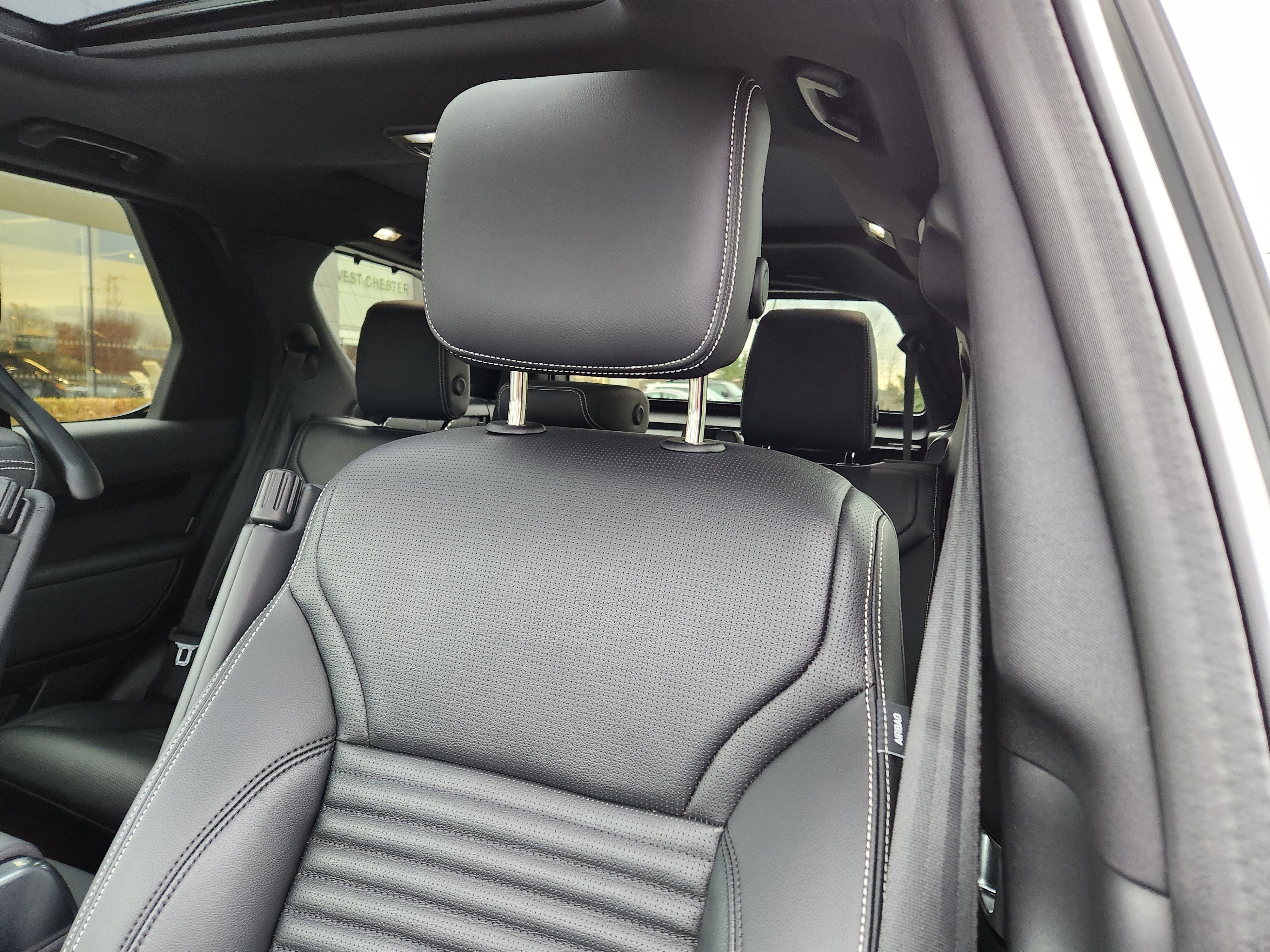 Used 2025 Land Rover Discovery S image 11