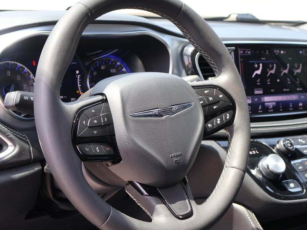 Used 2025 Chrysler Pacifica Limited FWD image 24