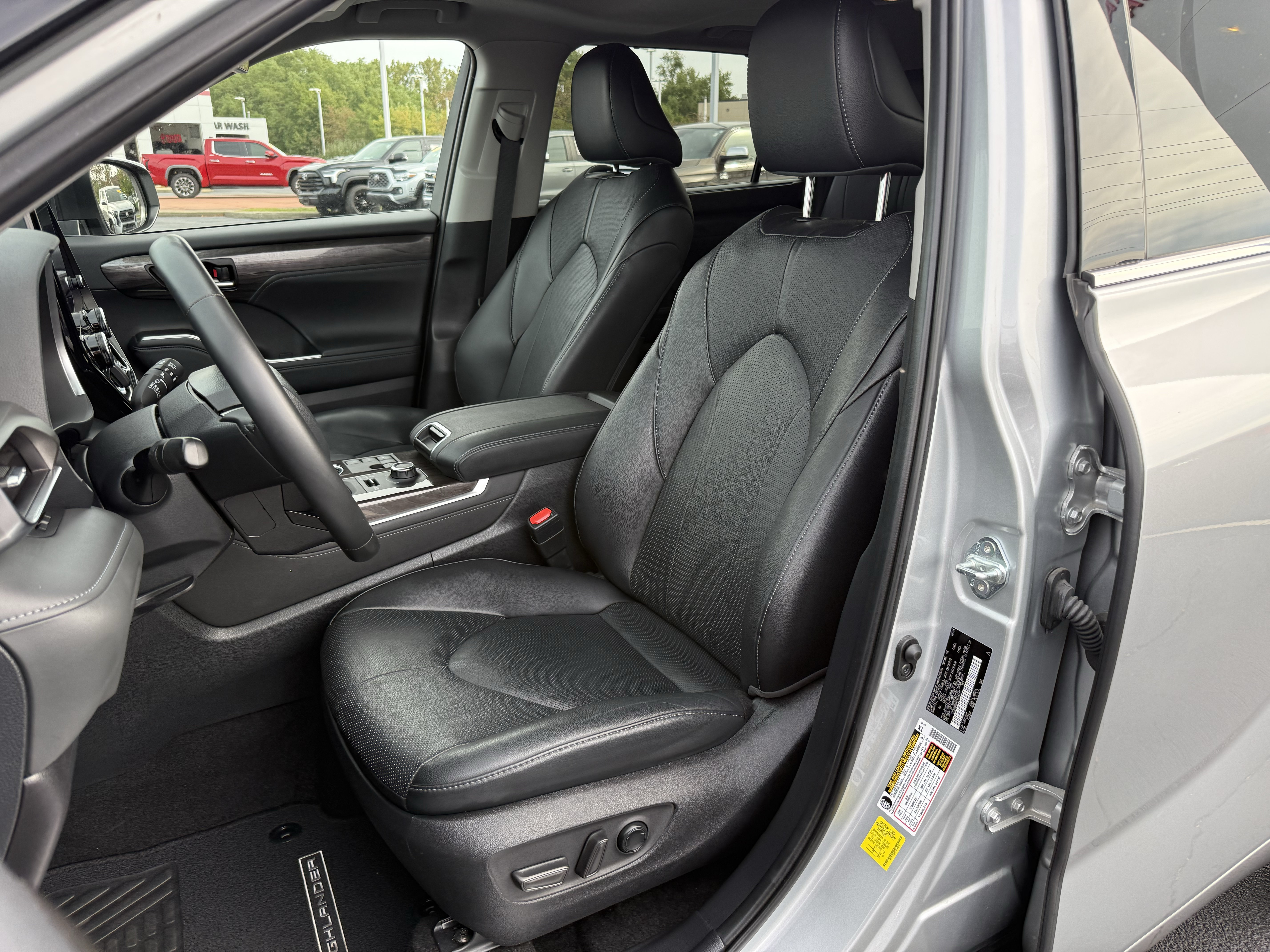 Used 2024 Toyota Highlander Limited AWD/4WD image 18