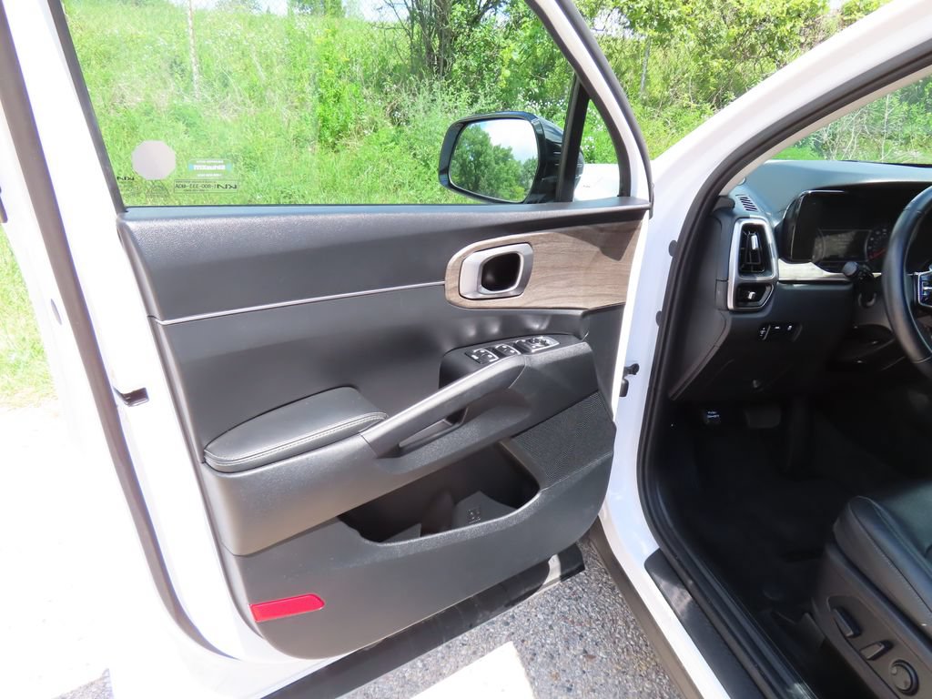 Certified 2022 Kia Sorento S w/ Panoramic Sunroof Package AWD/4WD image 31