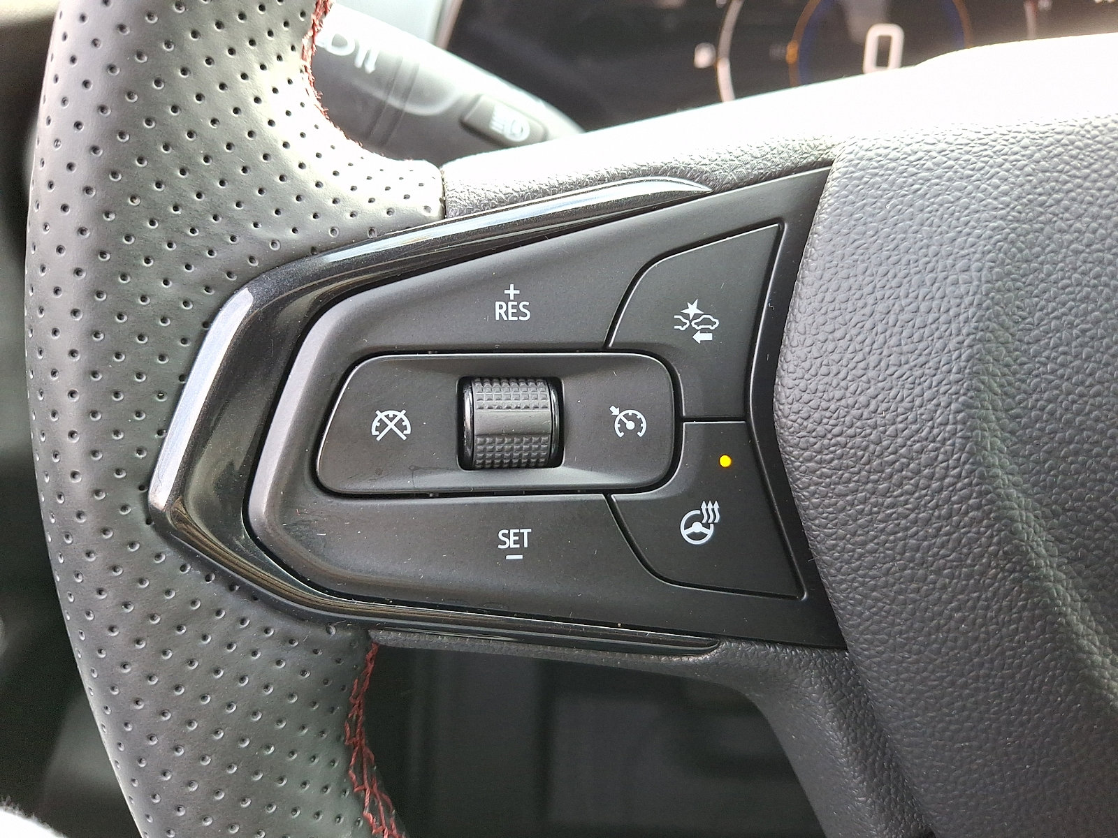 Used 2024 Chevrolet Trax RS w/ Sunroof Package image 23