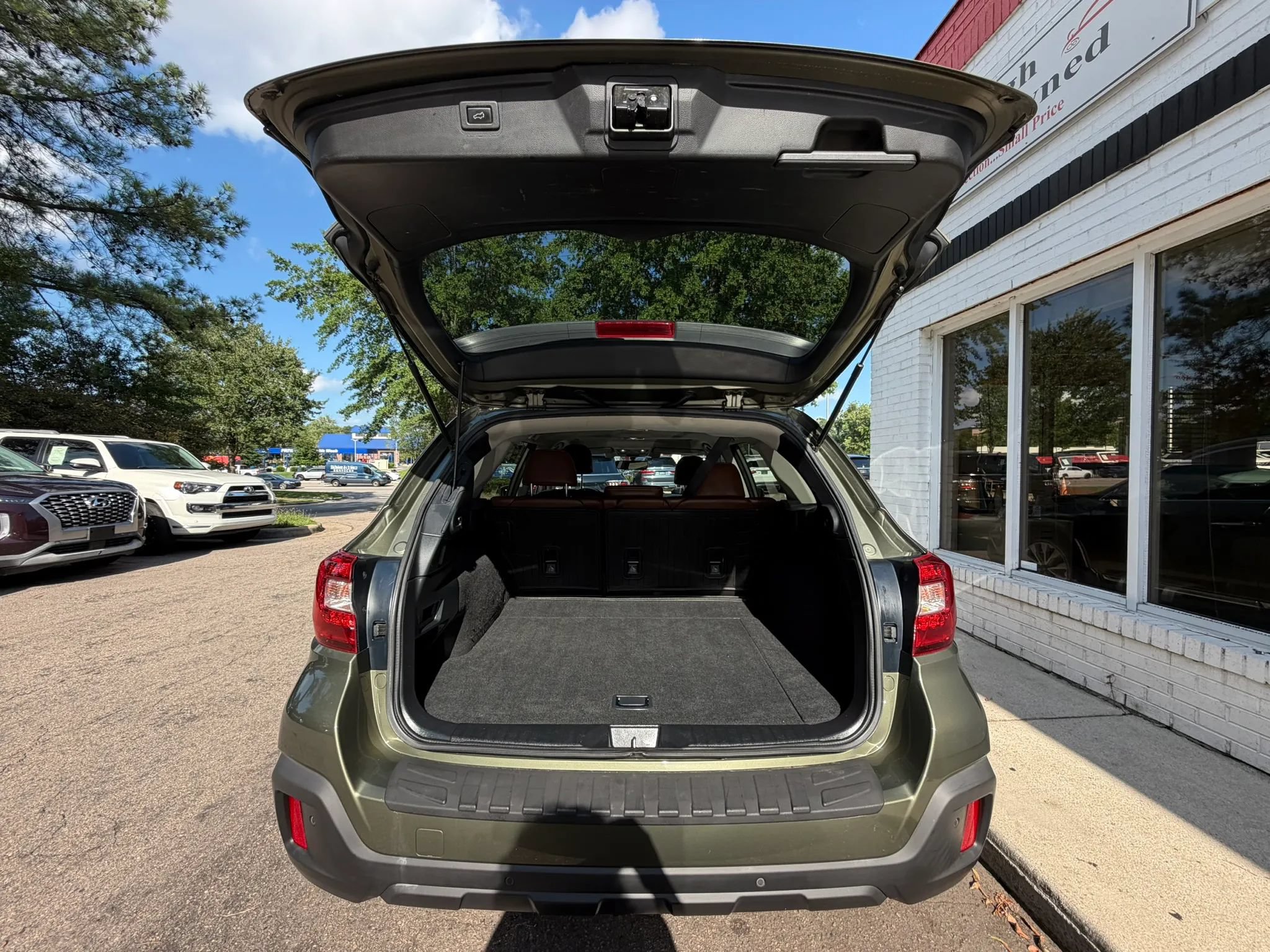 Used 2018 Subaru Outback 3.6R Touring AWD/4WD image 16