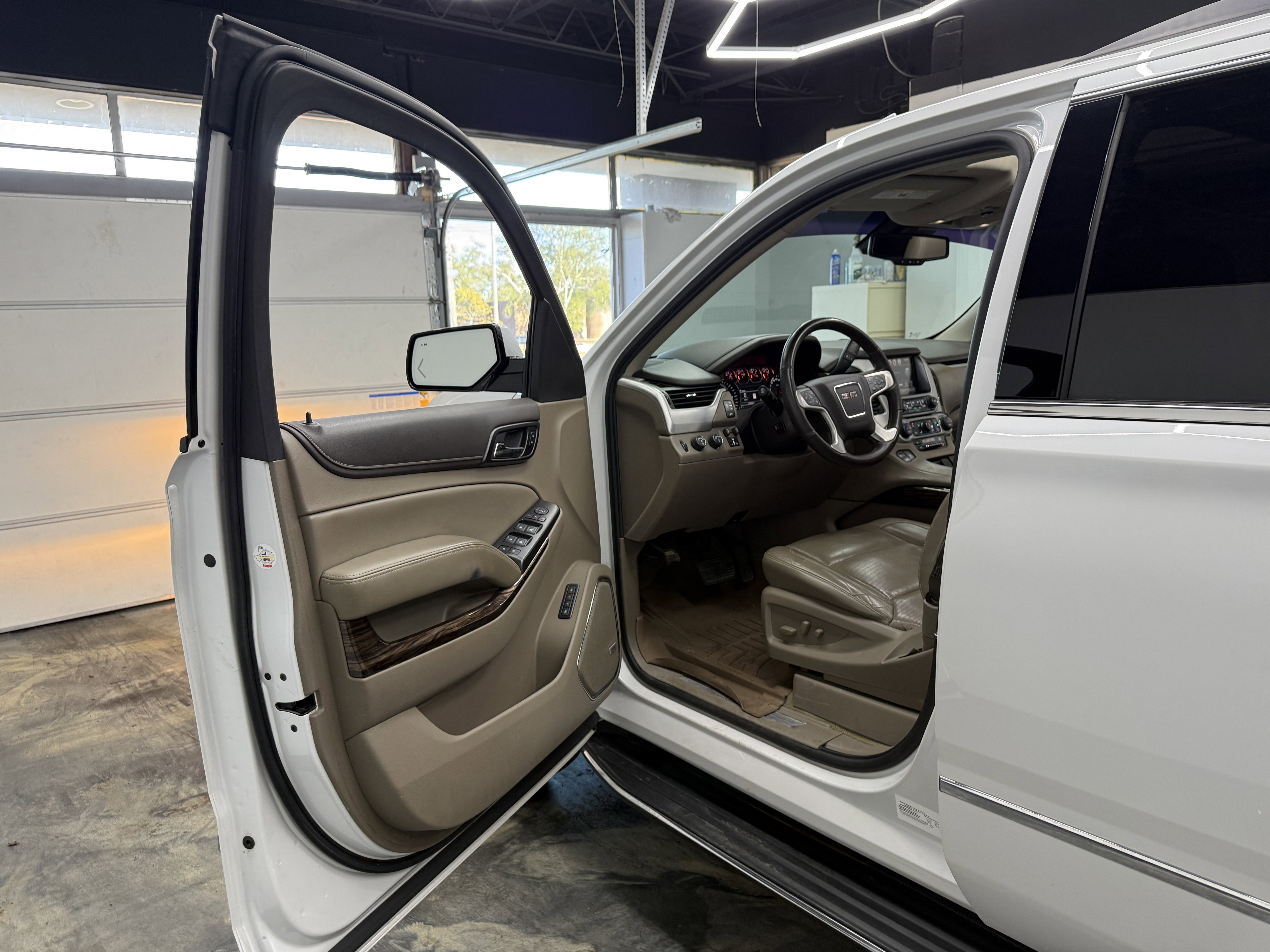 Used 2018 GMC Yukon SLT w/ Premium Edition AWD/4WD image 9