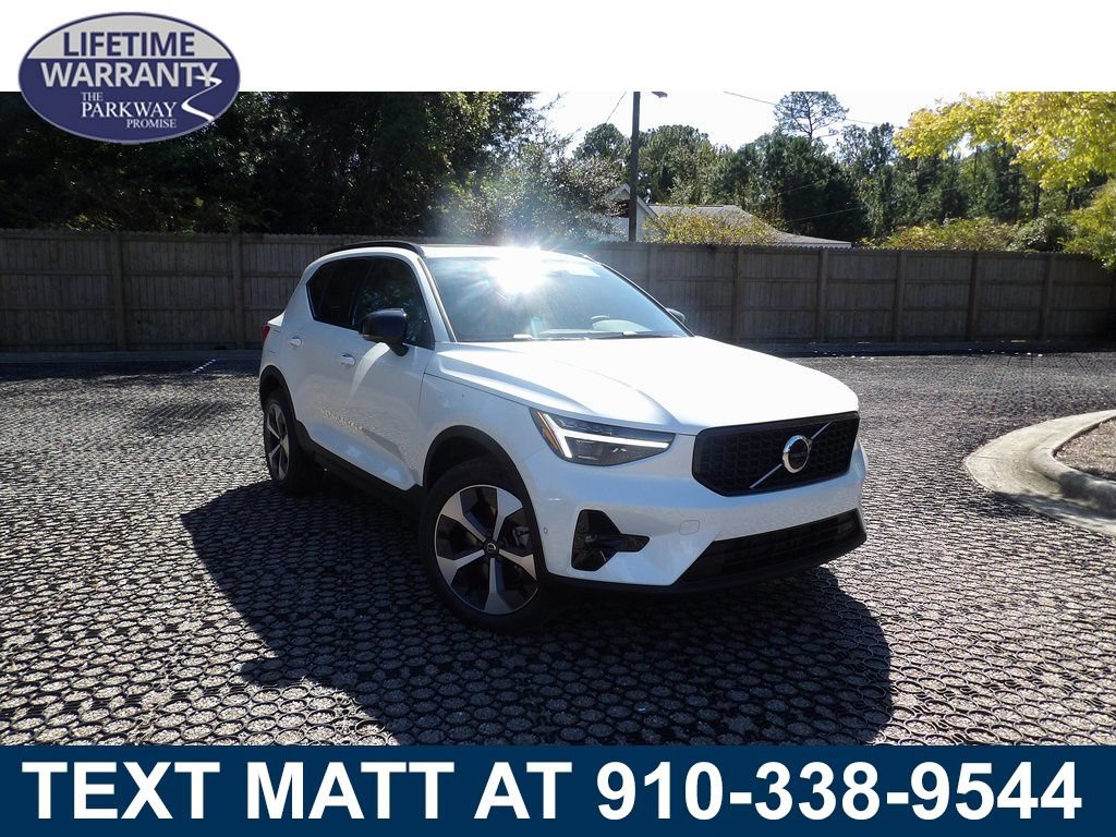 New 2026 Volvo XC40 B5 Plus w/ Protection Package Premier