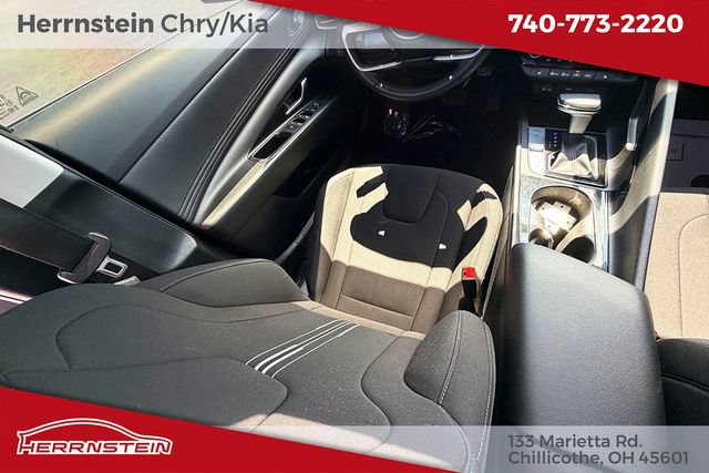 Used 2024 Hyundai Elantra SEL w/ Convenience Package FWD image 12