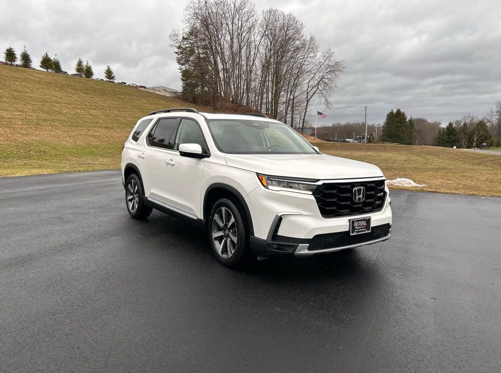 Used 2024 Honda Pilot Touring image 1