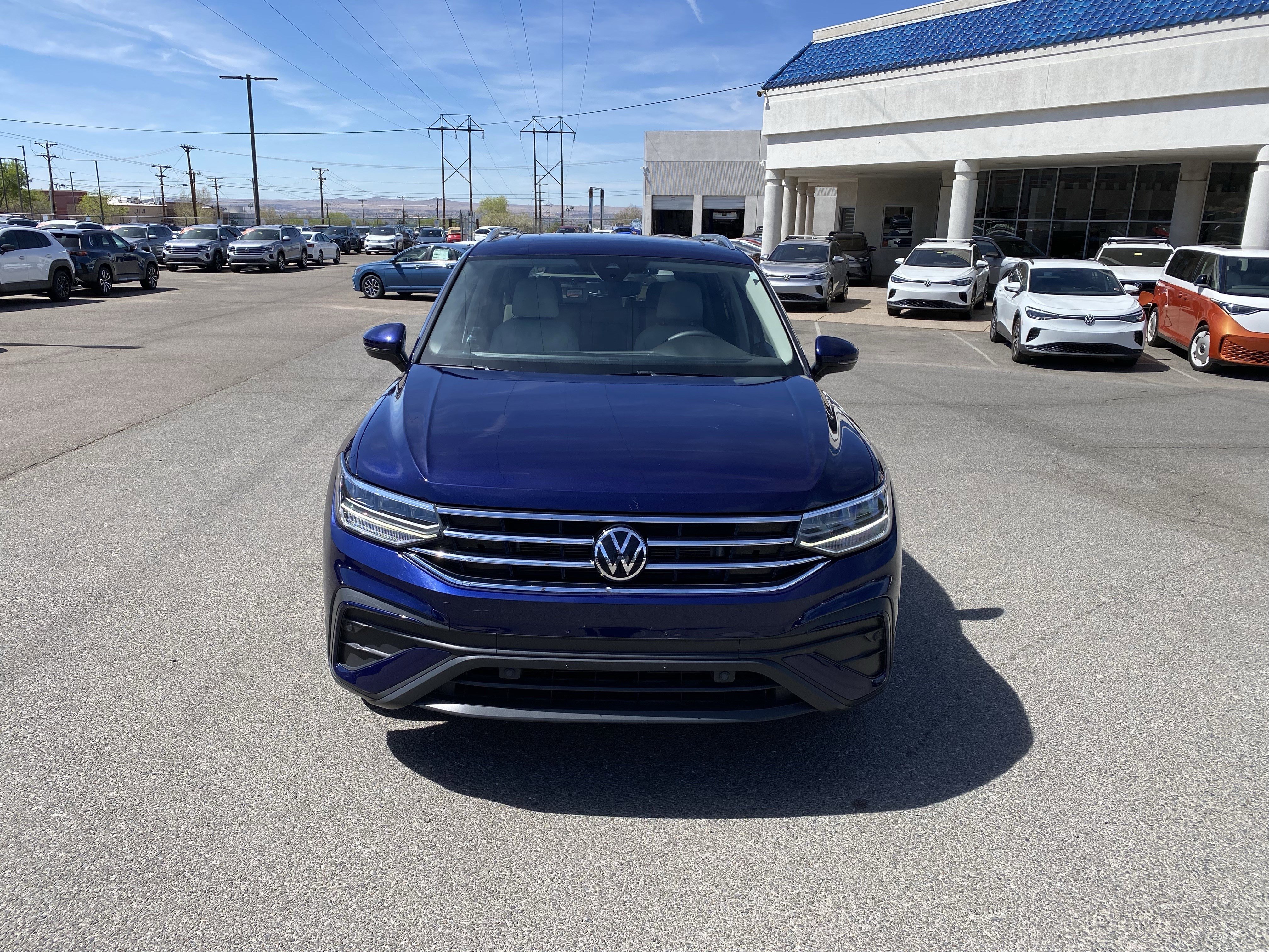 Used 2023 Volkswagen Tiguan SE w/ Panoramic Sunroof Package image 40