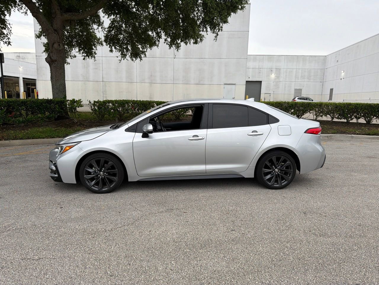 Used 2024 Toyota Corolla SE FWD image 2