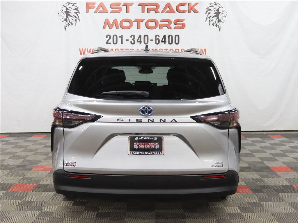 Used 2023 Toyota Sienna XLE image 5