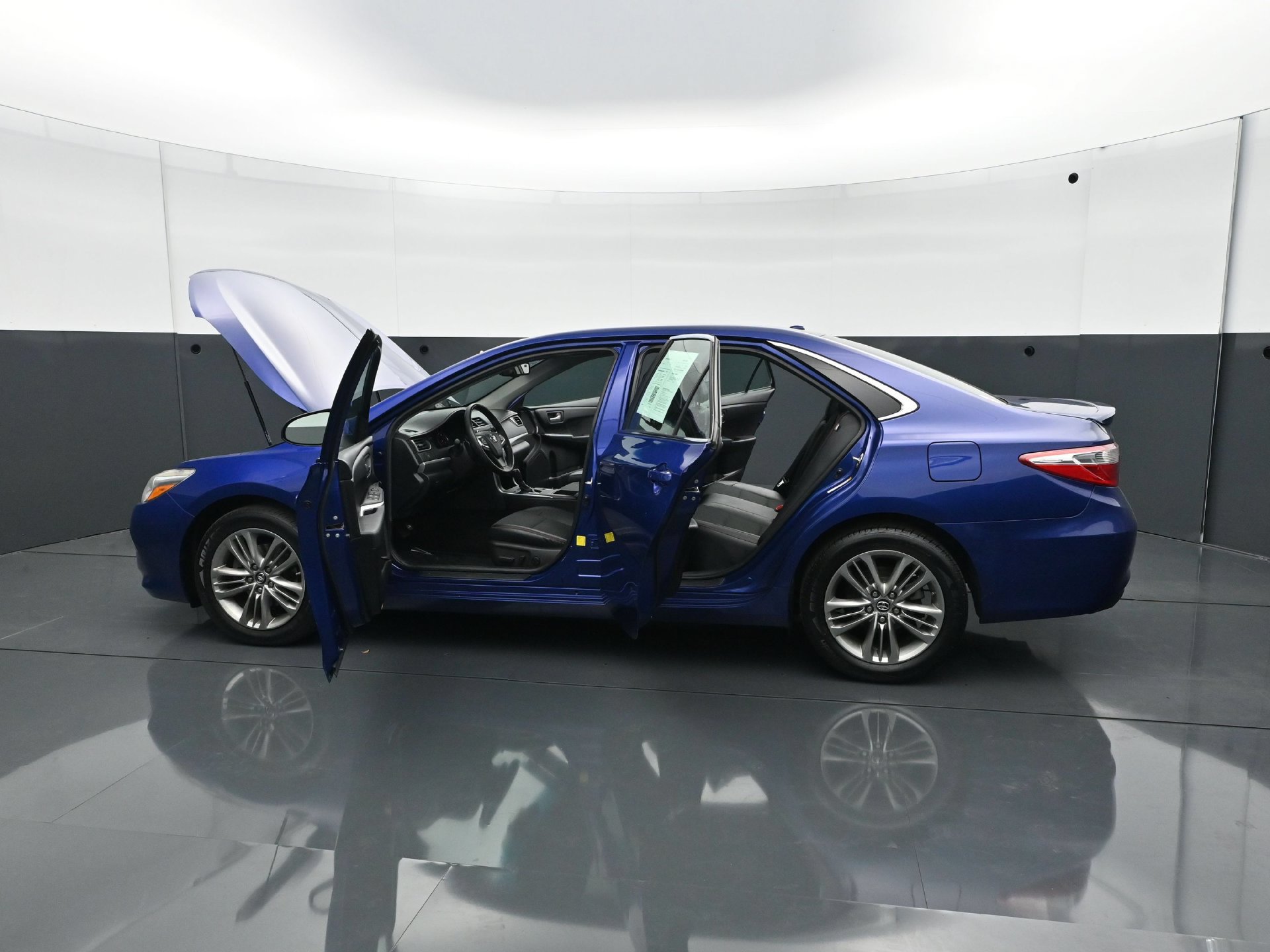 Used 2016 Toyota Camry SE w/ Moonroof Package FWD image 37