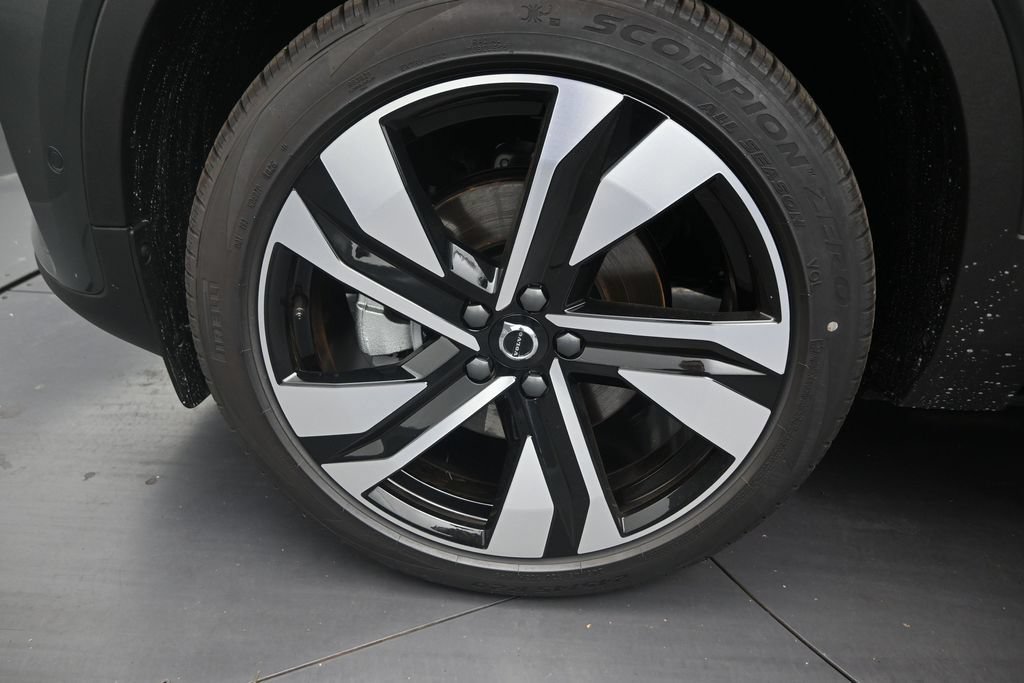 New 2026 Volvo XC40 B5 Plus w/ Climate Package AWD/4WD image 9