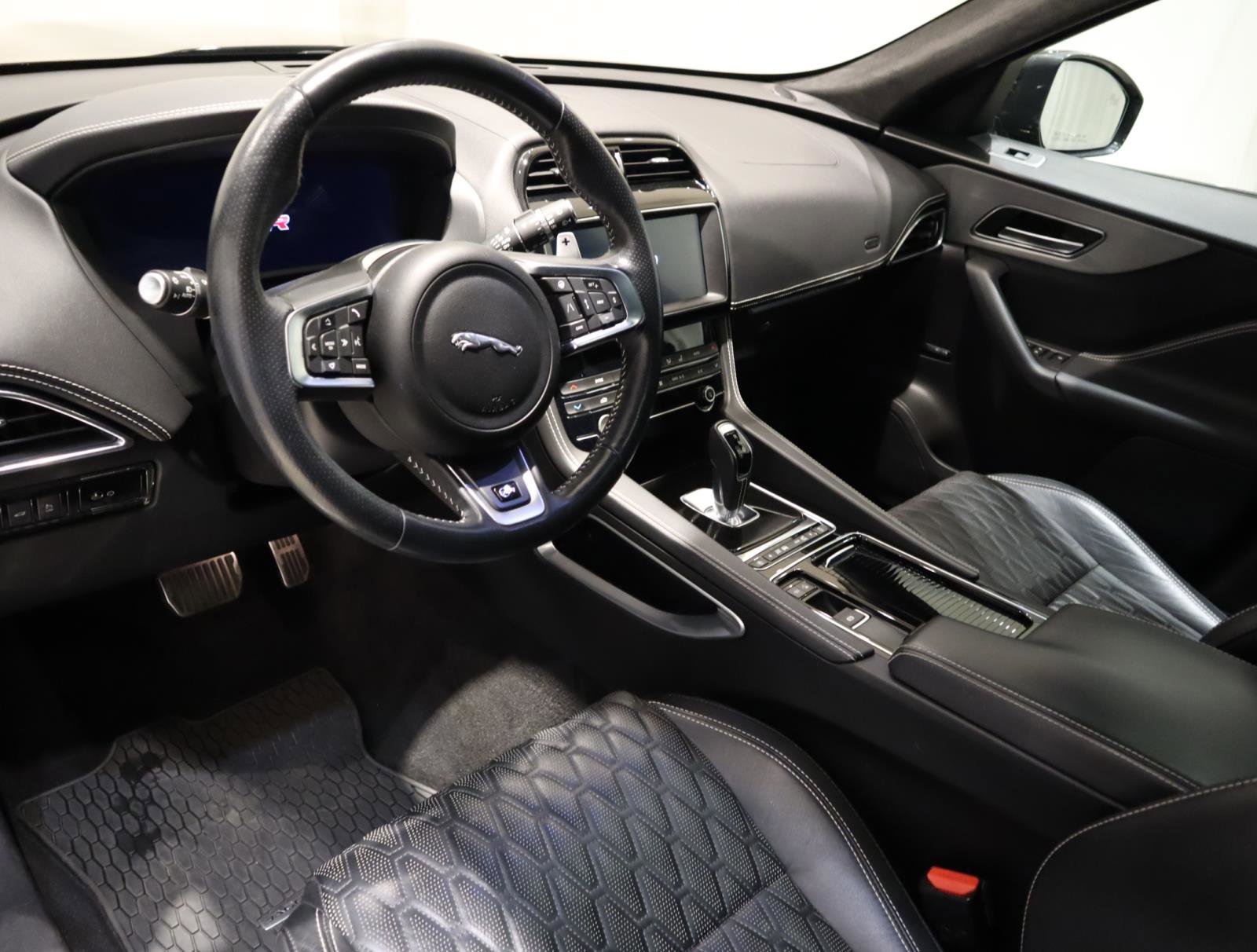 Used 2020 Jaguar F-PACE SVR image 23