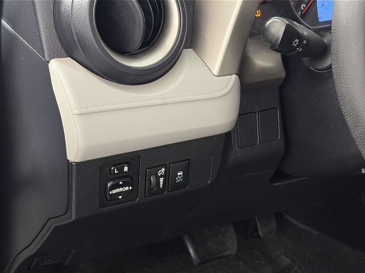 Used 2015 Toyota RAV4 LE FWD image 12