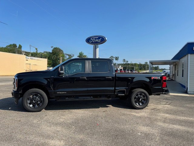 New 2025 Ford F250 4x4 Crew Cab Super Duty image 1