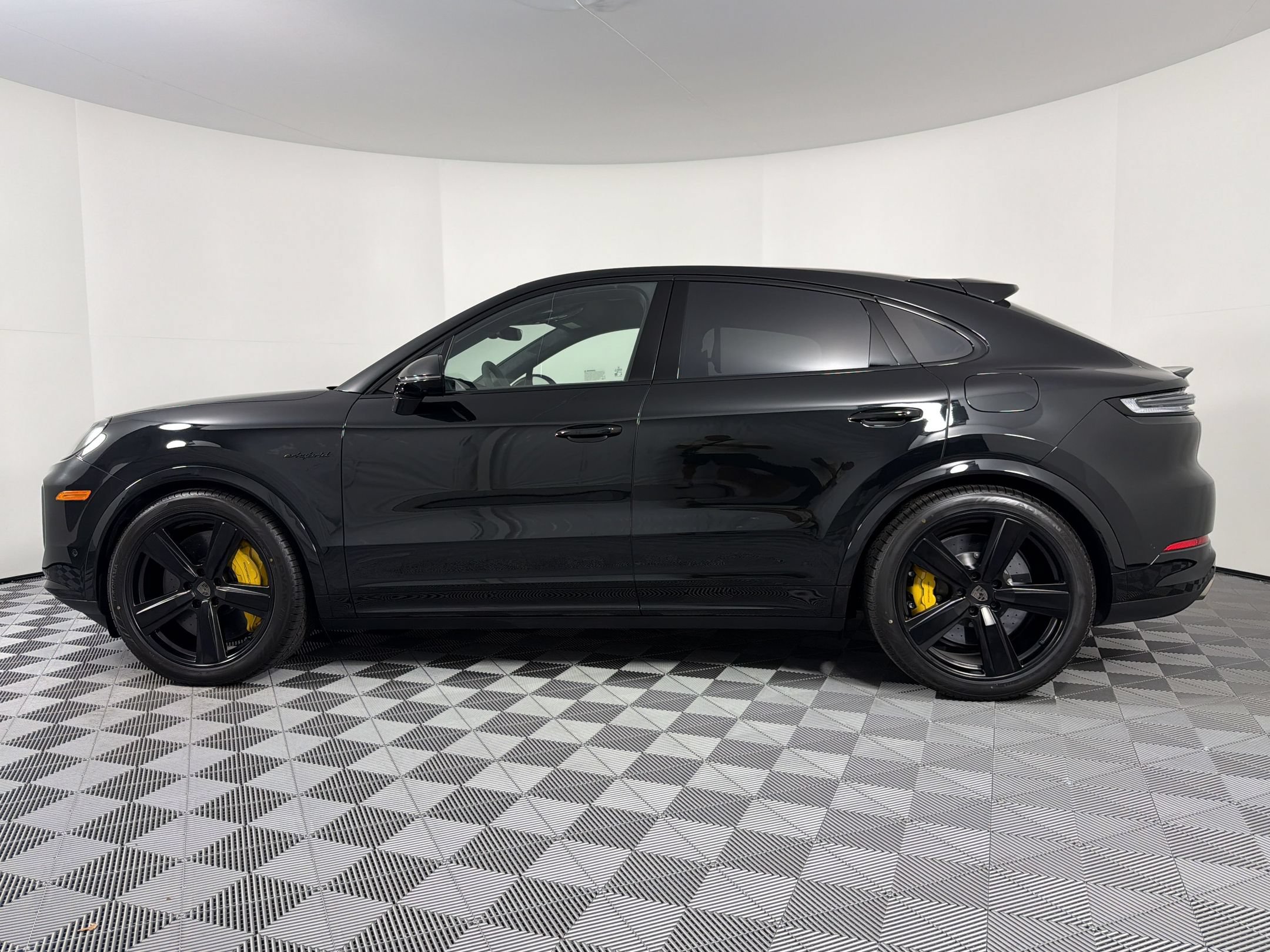 New 2026 Porsche Cayenne Turbo AWD/4WD image 2