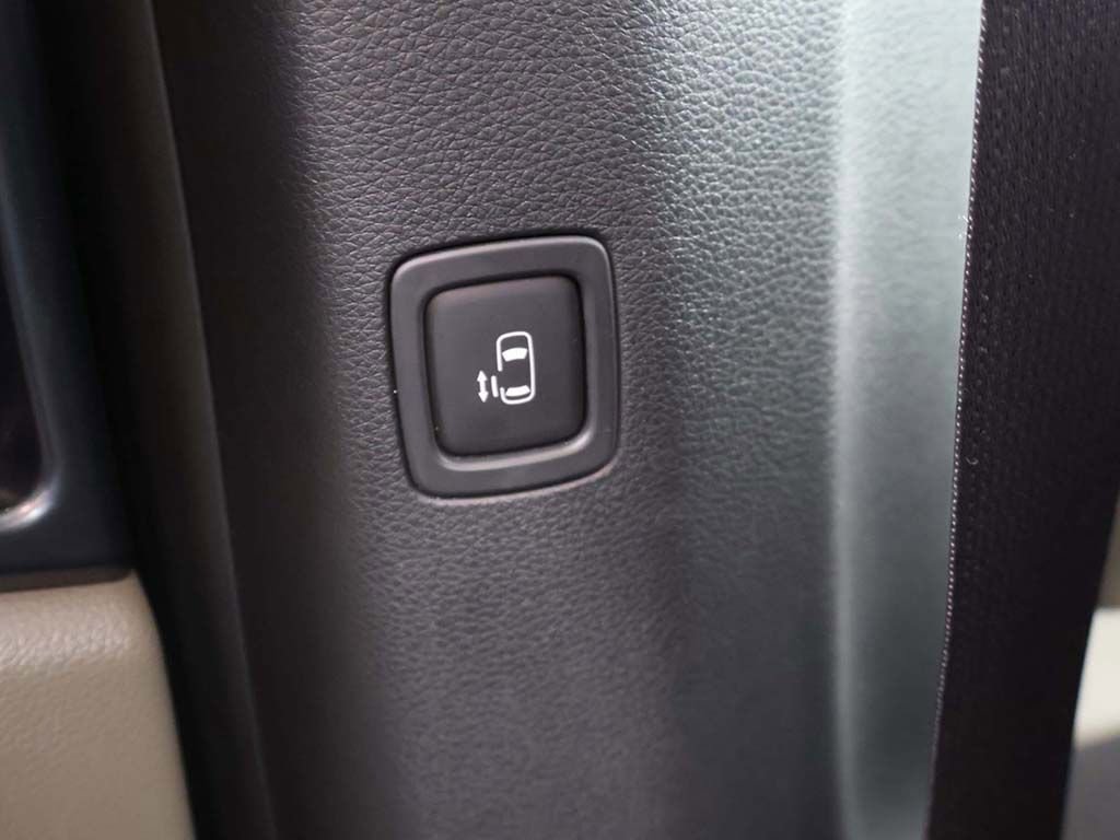 Used 2025 Kia Carnival FWD image 52