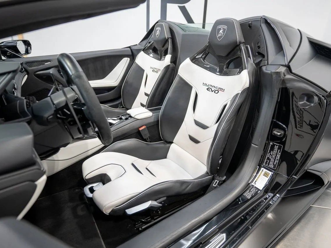 Used 2021 Lamborghini Huracan EVO RWD image 3