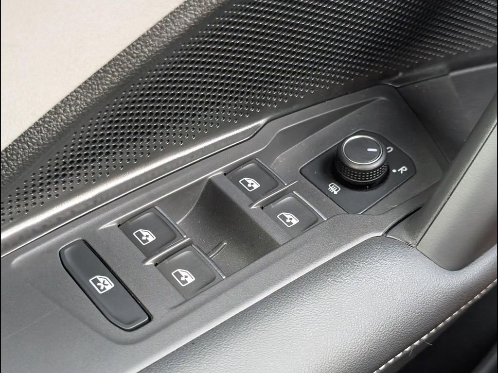 Certified 2025 Volkswagen Tiguan SE R-Line AWD/4WD image 11