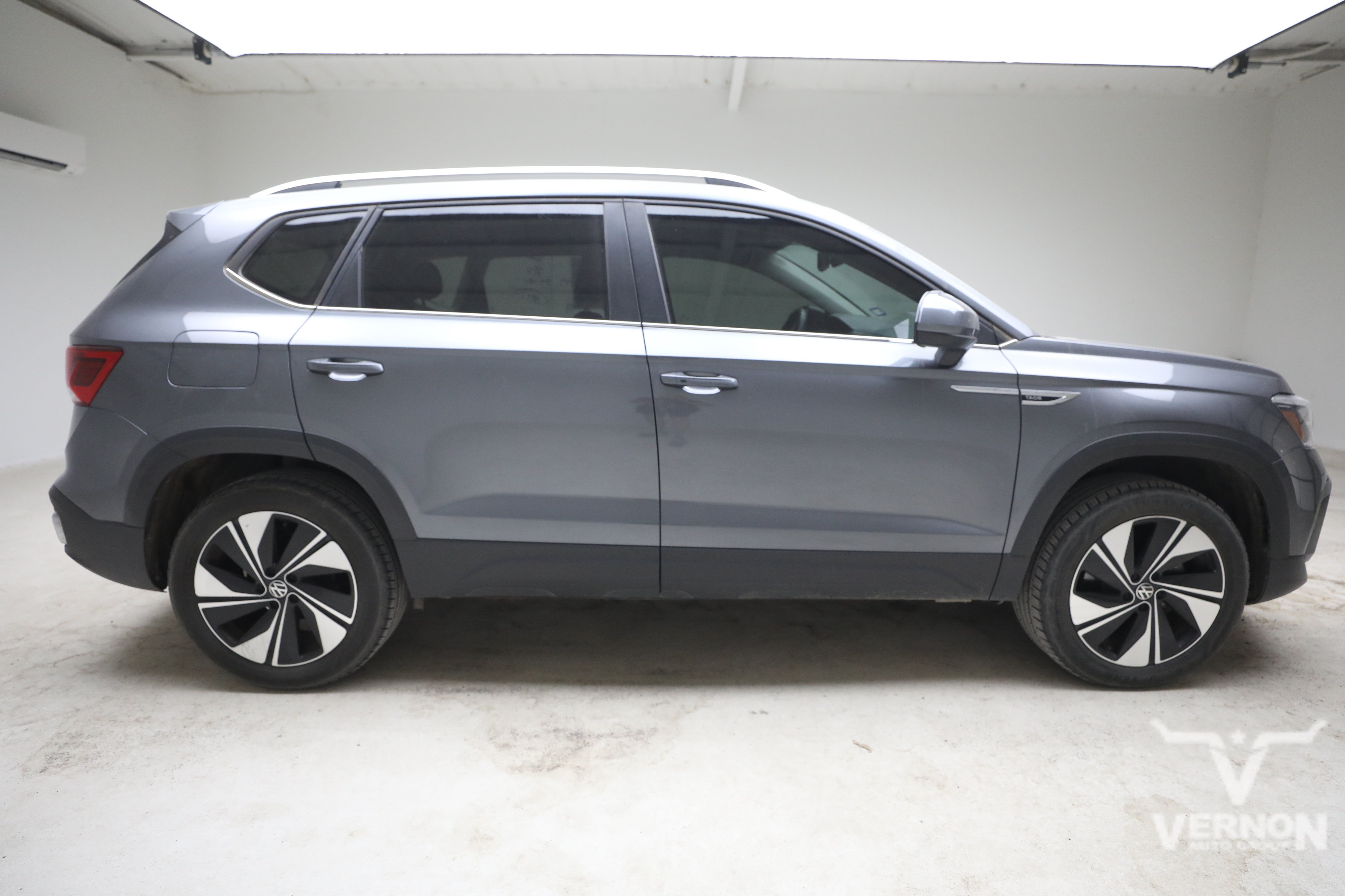 Used 2024 Volkswagen Taos SE w/ Panoramic Sunroof Package AWD/4WD image 4