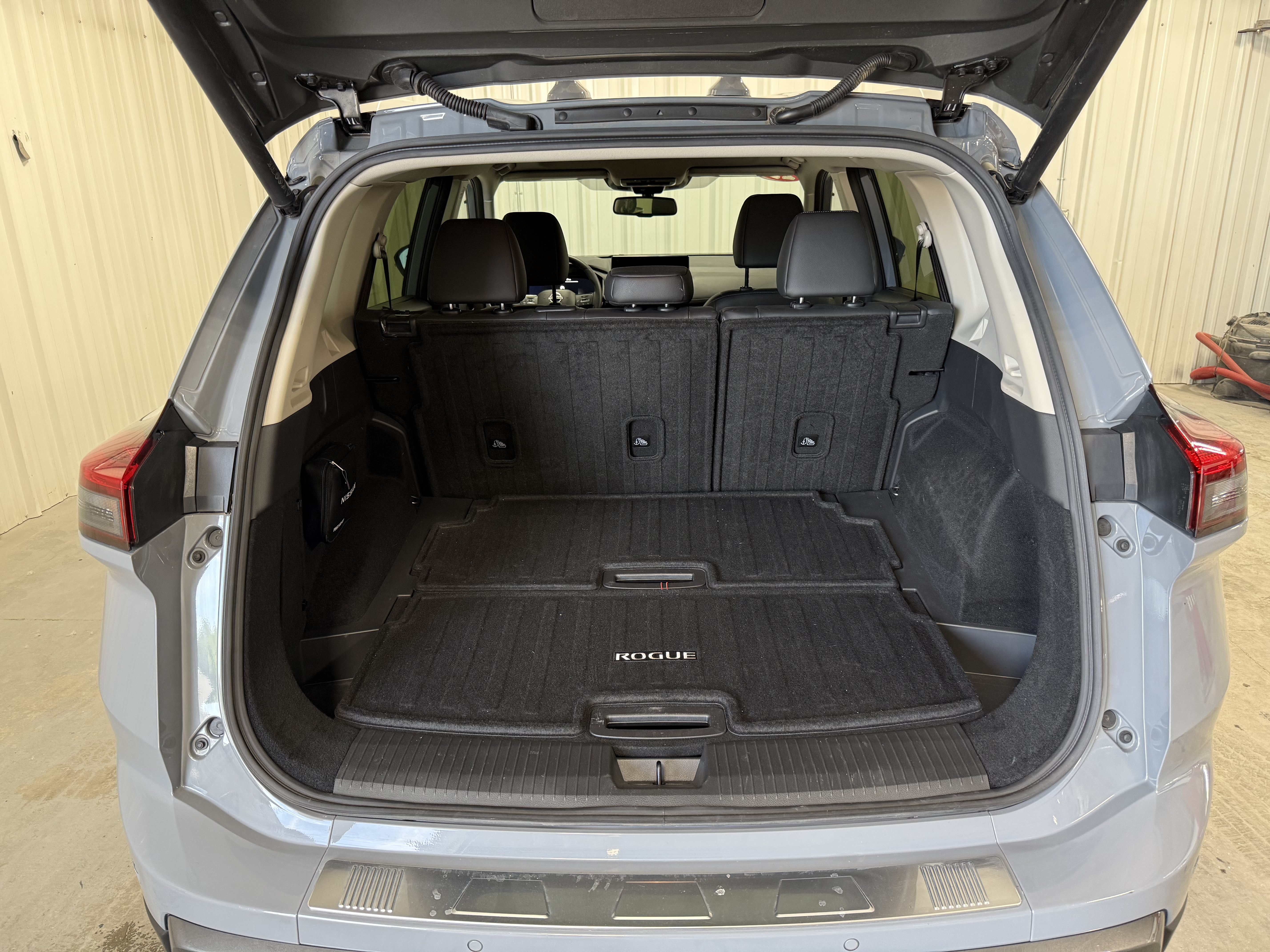 Used 2025 Nissan Rogue SL w/ Tech Package AWD/4WD image 5