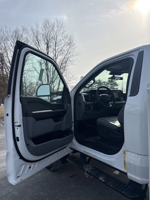 New 2025 Ford F450 XL w/ XL Chrome Package image 23
