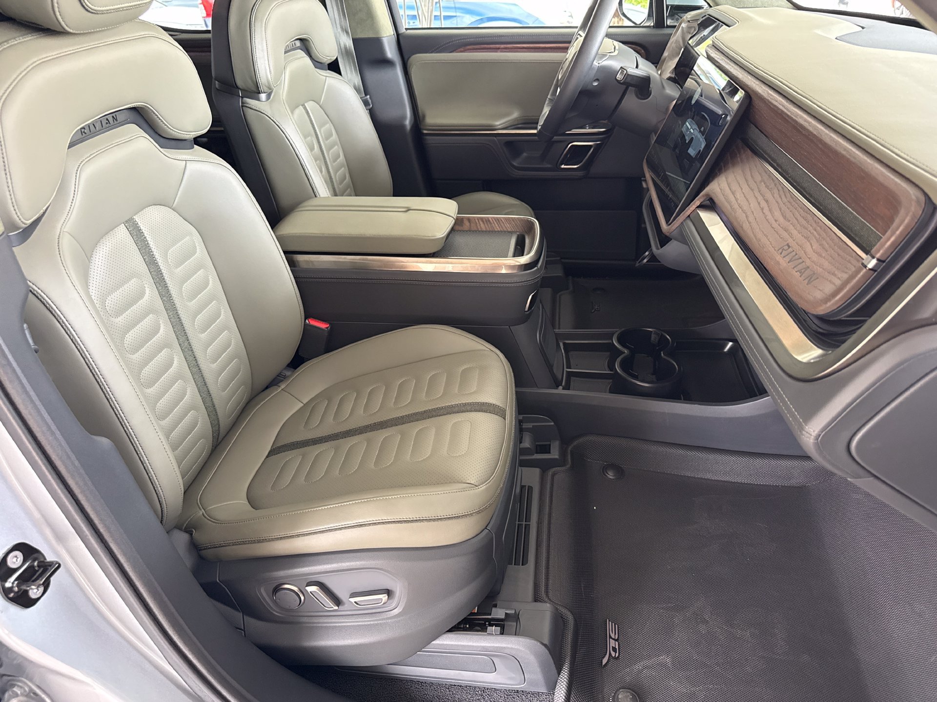 Used 2022 Rivian R1T Launch Edition AWD/4WD image 18
