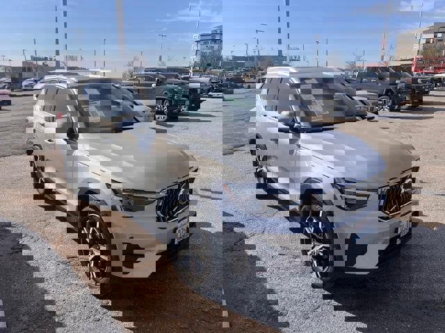 Used 2024 Volvo XC40 B5 Core image 1