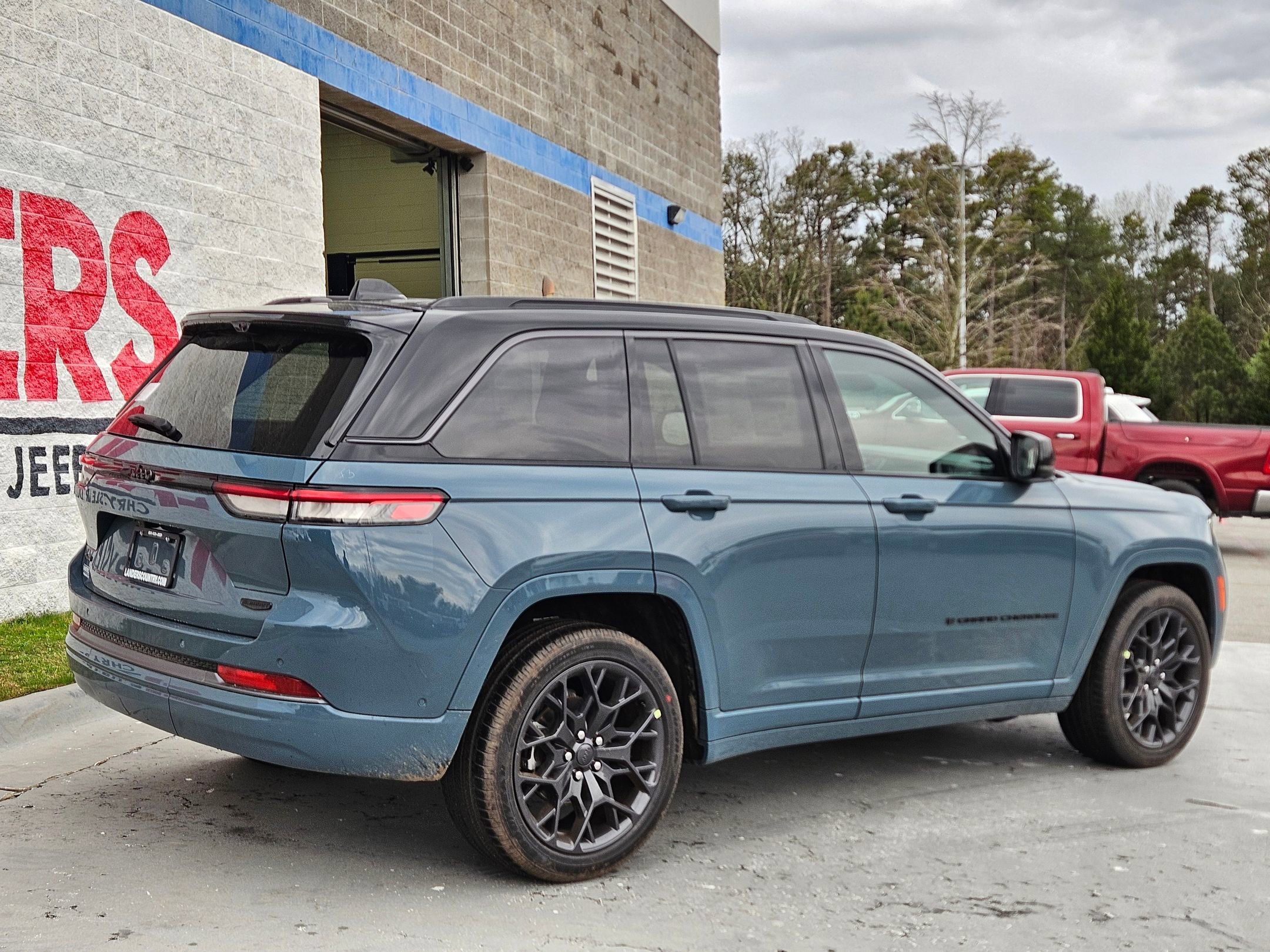 New 2026 Jeep Grand Cherokee Summit image 7