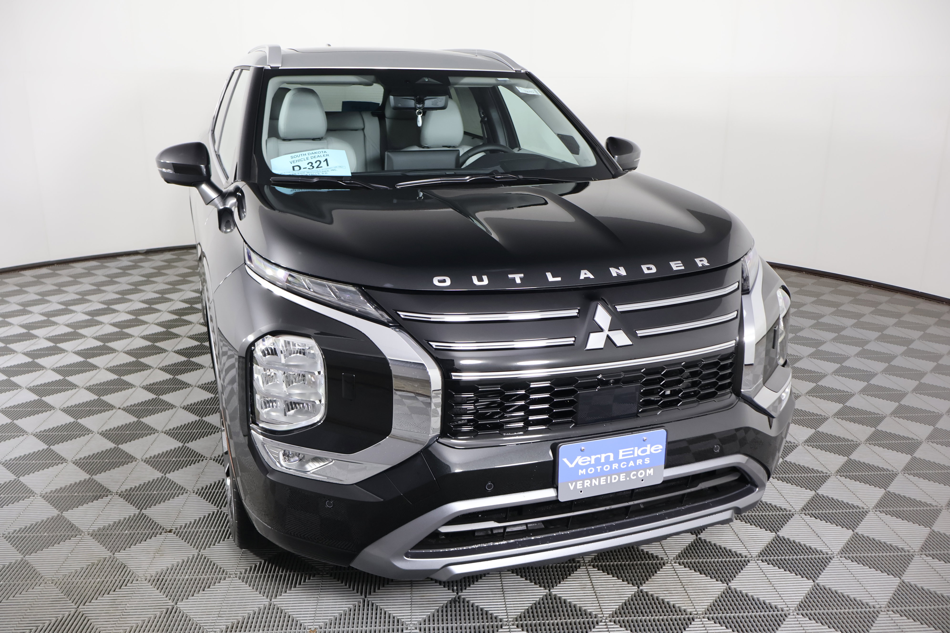 Used 2025 Mitsubishi Outlander SEL image 3