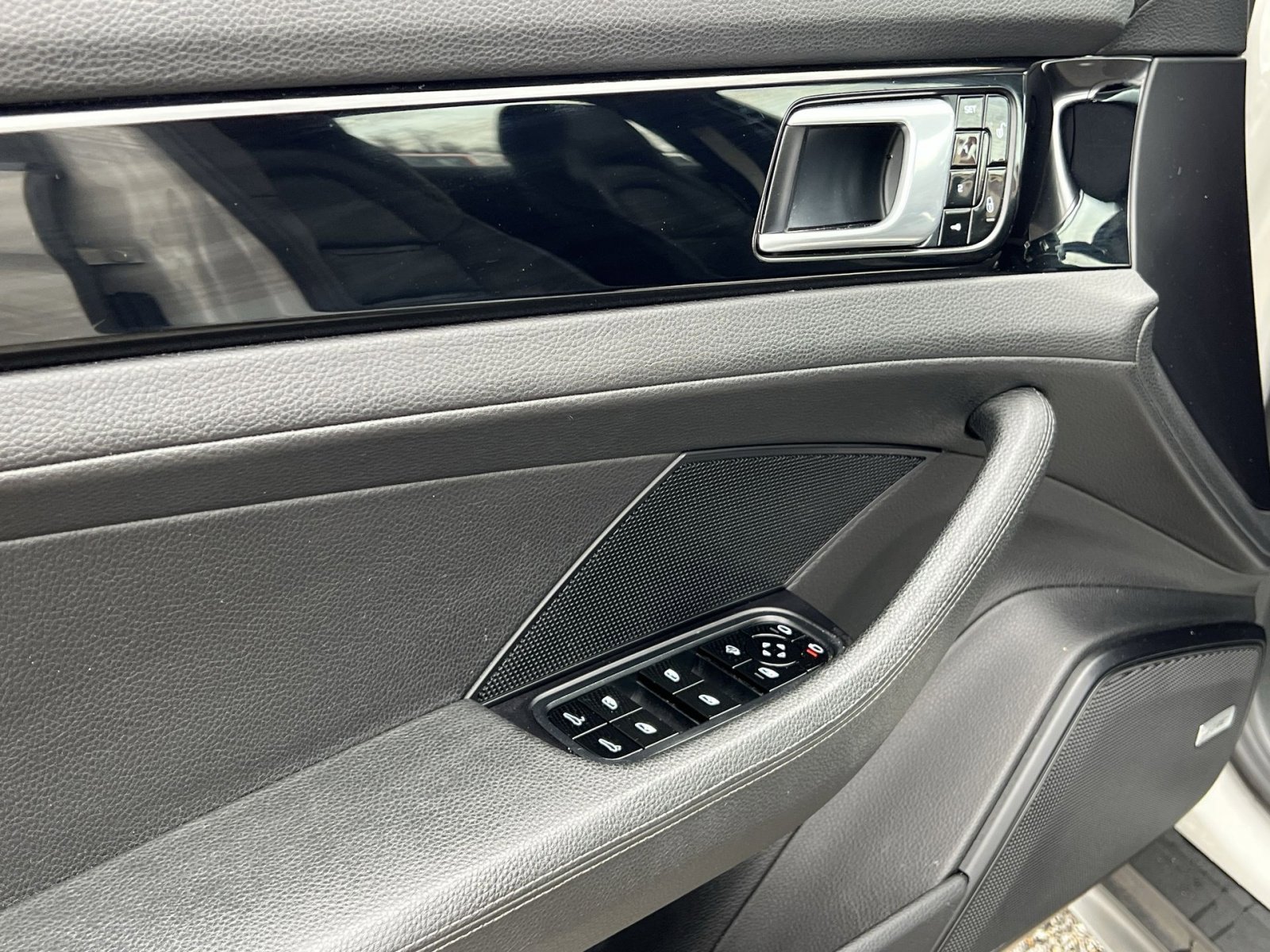 Used 2018 Porsche Panamera 4 image 15