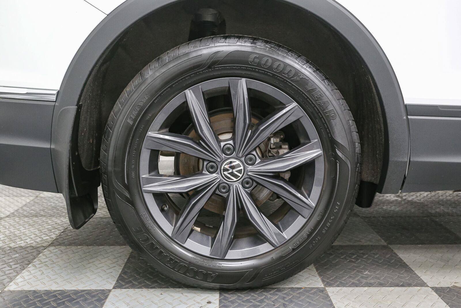 Certified 2024 Volkswagen Tiguan SE AWD/4WD image 20