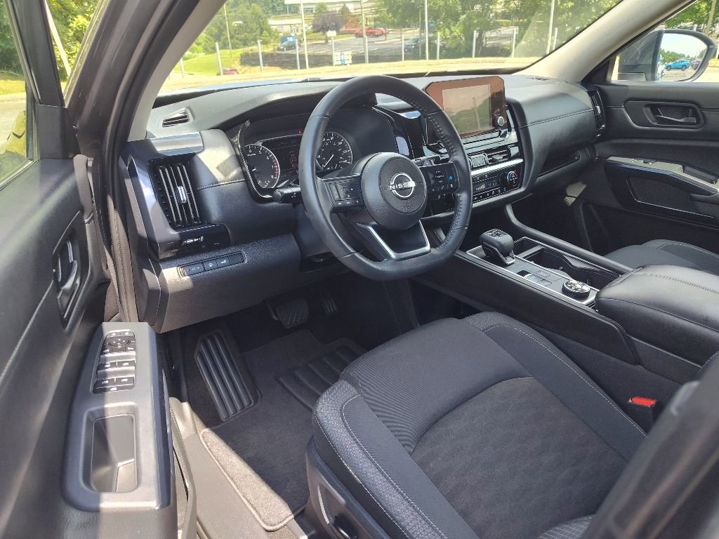 Used 2025 Nissan Pathfinder SV image 17