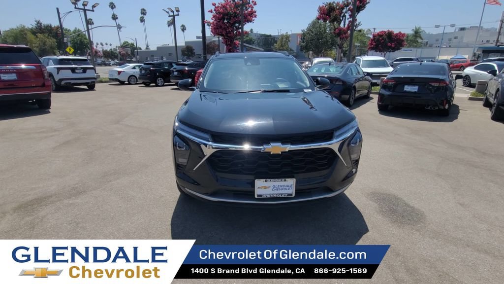 Certified 2025 Chevrolet Trax LT FWD image 3