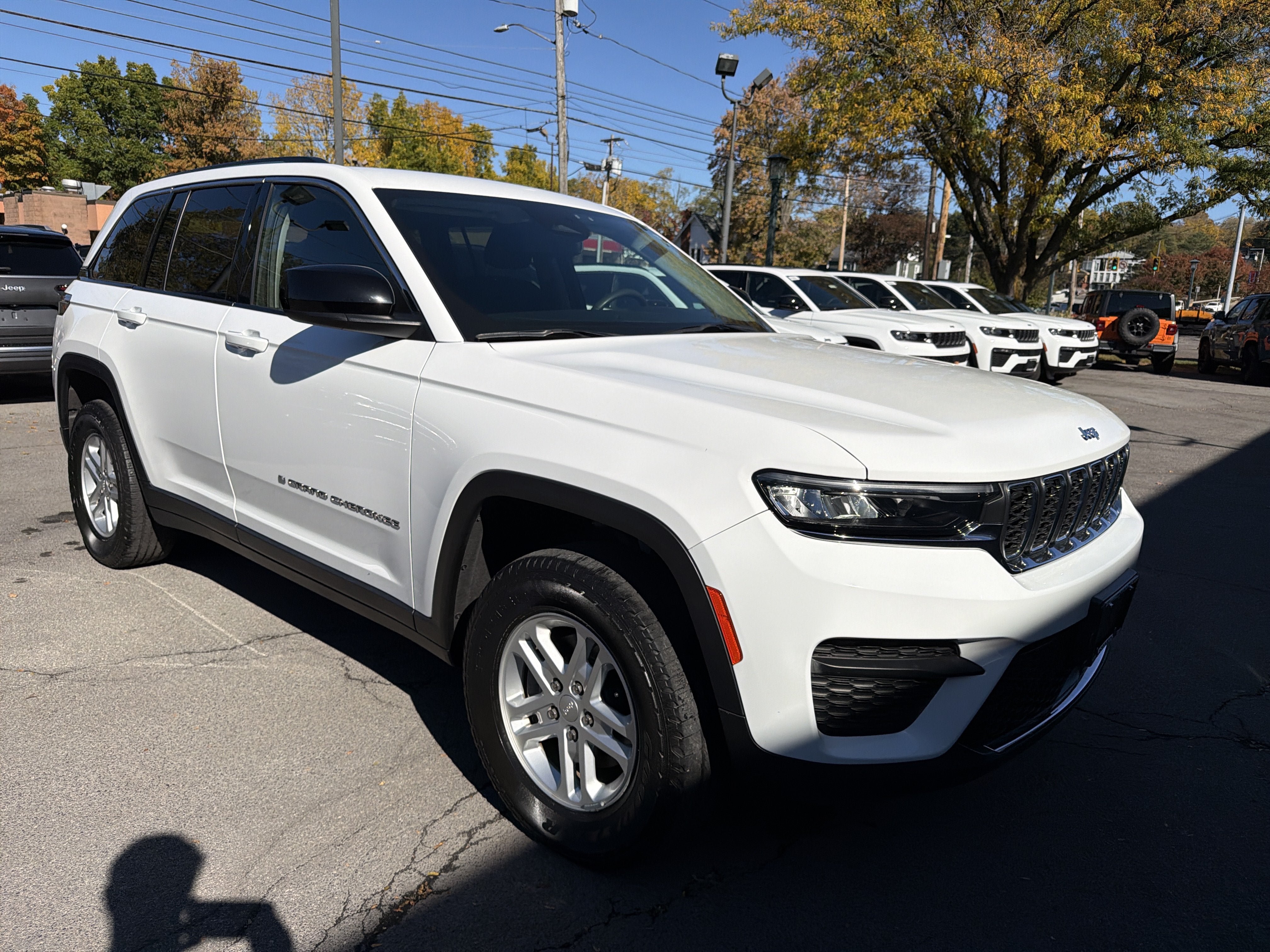 Used 2023 Jeep Grand Cherokee Laredo w/ Luxury Tech Group I AWD/4WD image 2