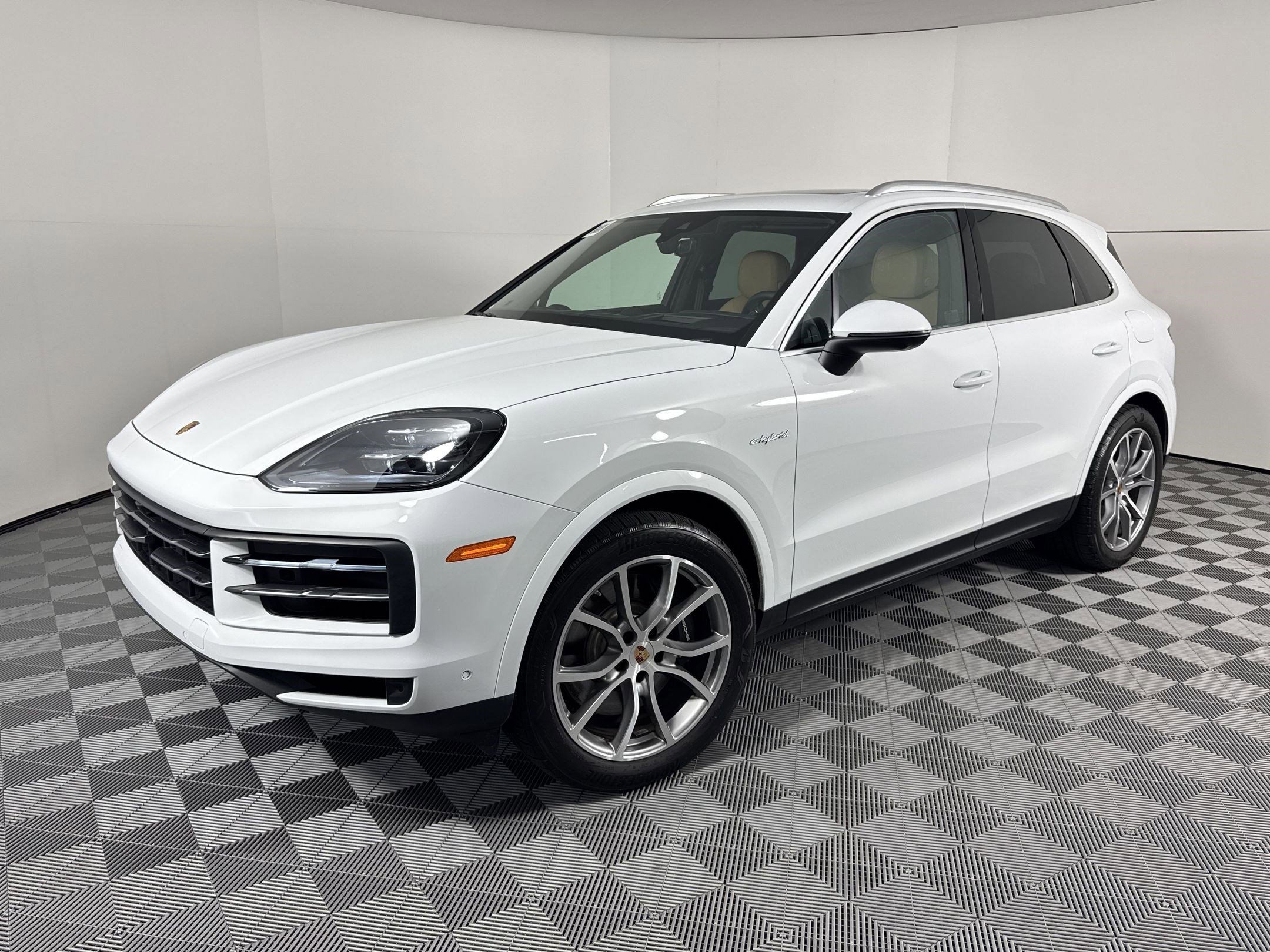 Certified 2025 Porsche Cayenne E-Hybrid image 1