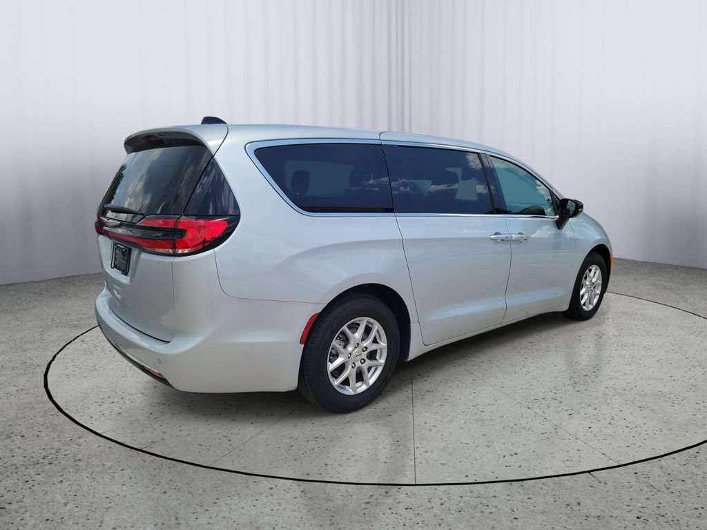 Used 2024 Chrysler Pacifica Touring-L FWD image 2