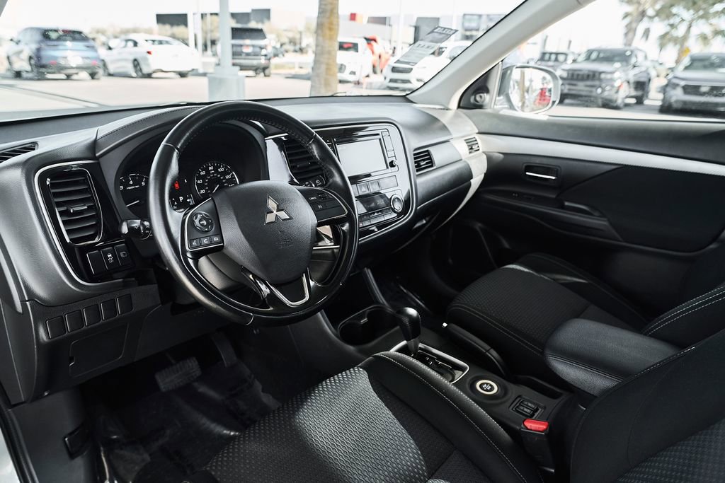 Used 2016 Mitsubishi Outlander SE AWD/4WD image 2