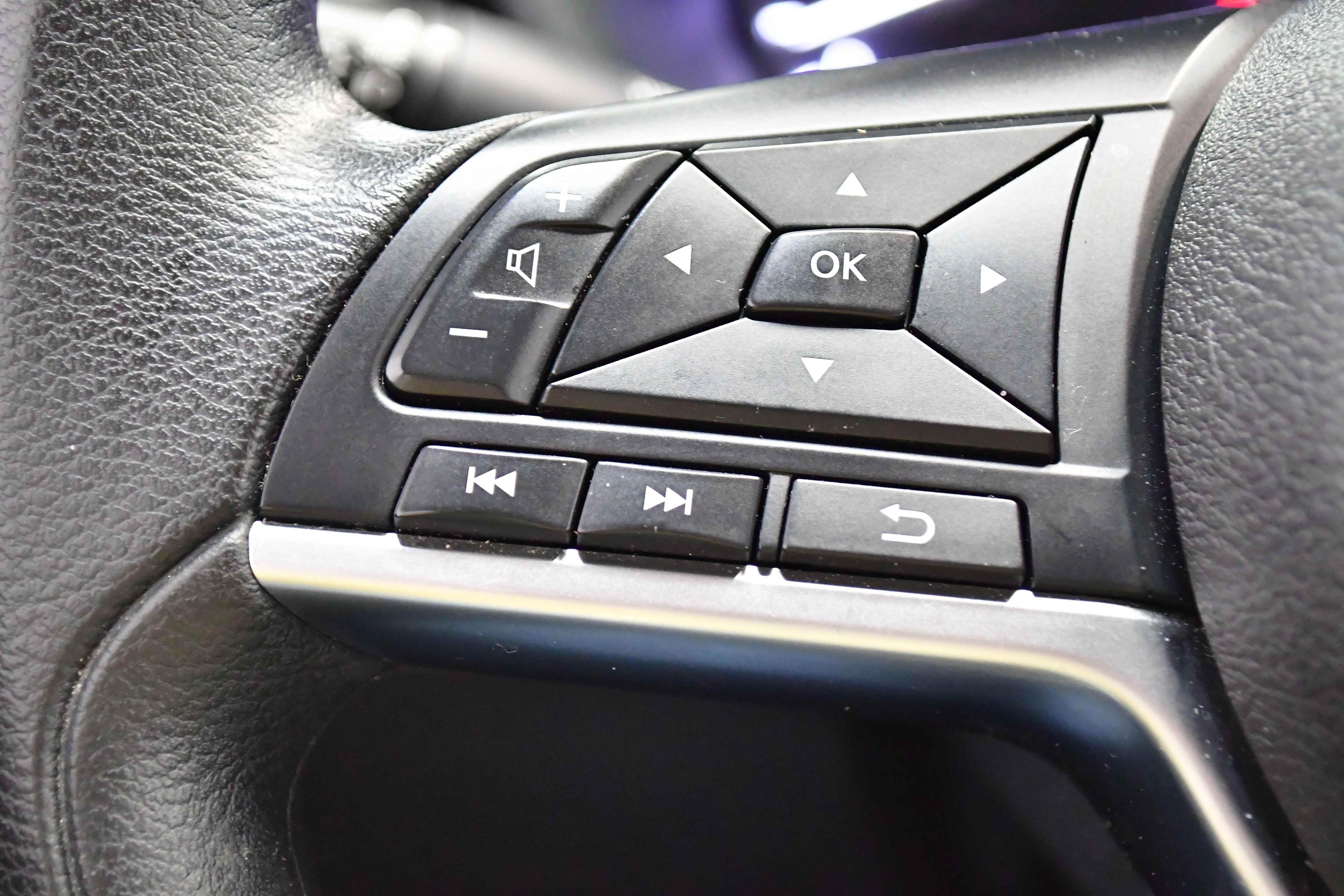 Used 2025 Nissan Sentra SV FWD image 20